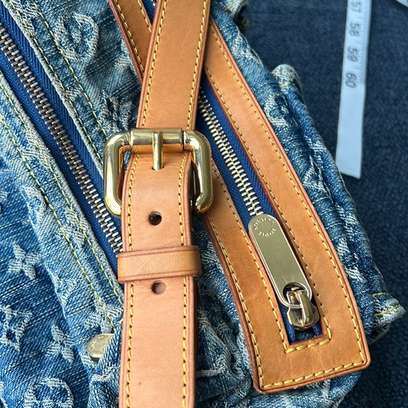 Louis Vuitton
Monogram Denim Baggy with additional crossbody strap. - Picture 4 of 17